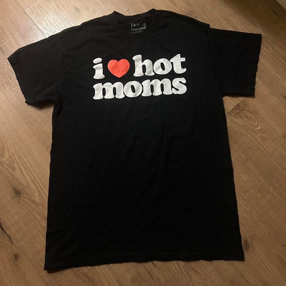 I love hot moms zumiez shirt, perfect condition, size M